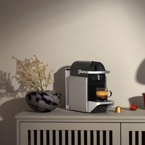 Изображение Кофемашина Nespresso Pixie C61 Electric Titan, 19 бар, титановая (с капсулами в комплекте) C61-TI, внешний вид и детали продукта